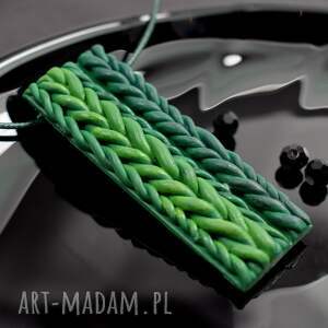 Wełniane sploty w odcieniach zieleni, zielony wisiorek