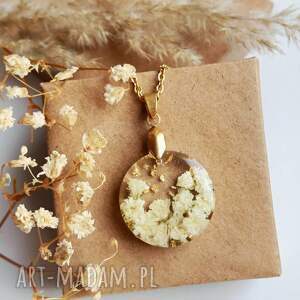 wisiorek z żywicy z suszonymi kwiatami biała gipsówka naszyjnik kwiaty