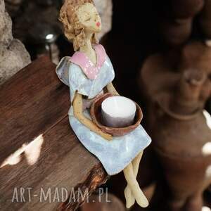 aniołek niosący światło na prezent, anioł ceramika artystyczna