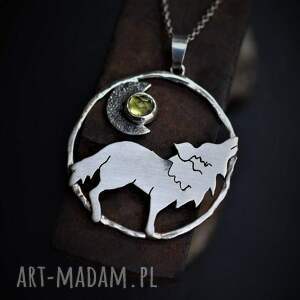 srebrny naszyjnik z wilczycą i perydotem, biżuteria wilkiem