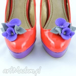 klipsy do butów - filcowe przypinki fiolet z szarym ozdoby, buty, kwiatki