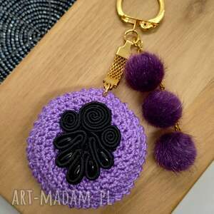 Zawieszka fioletową szydełkowa z pomponami (KR/22/26)