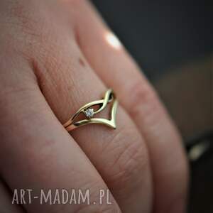 złoty pierścionek, subtelna forma, minimalistyczny, minimalizm