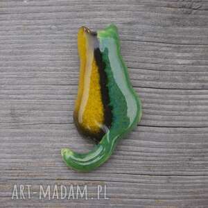 ceramiczny magnes kot żółto - zielony na lodówkę