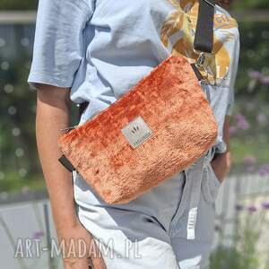 torebko nerka z pluszowej tkaniny ceglasta