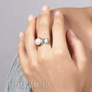 pierścionek modern z kwarcem różowym, srebro złocone, szeroka obrączka
