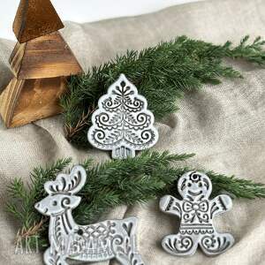 Zestaw 3 ceramicznych zawieszek choinkowych w stylu boho - renifer, choinka i gwiazdka