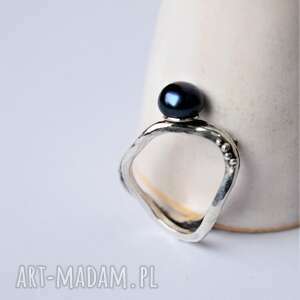 srebrny pierścionek z perłą, minimalizm