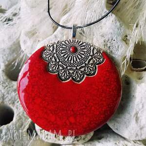 unikalny długi naszyjnik czerwony wisior z mandalą handmade biżuteria