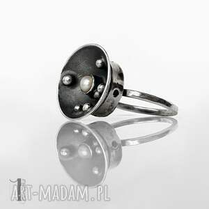 superbowl srebrny pierścionek z perłą, metaloplastyka srebro, awangardowy
