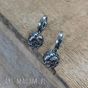 Kolczyki - kula z pszczołą, srebro oksydowane, 925