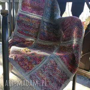 Narzuta w szarościach wykonana z kwadratów, koc, ciepły