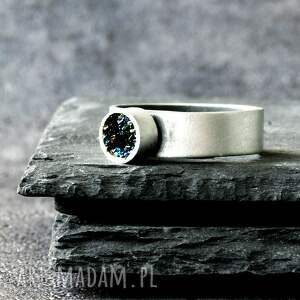 srebrny minimalistyczny pierścionek z karborundem