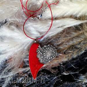 handmade pomysł na prezent święta ceramiczny naszyjnik z czerwonym sercem asymetryczne