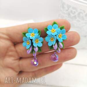 kolczyki sztyfty z bukiecikiem niezapominajek i fioletową fasetowaną koraliką