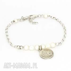 srebrna bransoletka z perełkami i monetą biżuteria perłami klasyczne perly