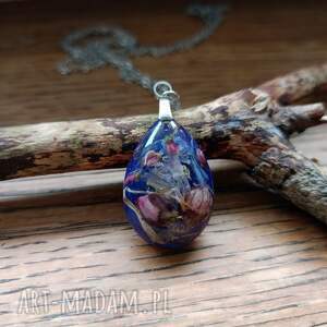 arteko komplet biżuterii z żywicy epoksydowej suszonymi kwiatami - wisiorek