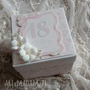 Exploding box na 18 urodziny - personalizowany prezent w różu i bieli (14x14x14 cm)
