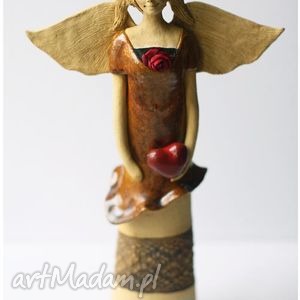 handmade ceramika anioł z sercem i różą