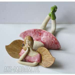 handmade ceramika anioł leżący w różowej sukni nakrapianej