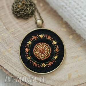 Naszyjnik mandala boho żółto - brązowa z cytrynem na czarnym, haft etno haftowane, wisior