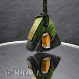 wisiorek tygrysie oko w drewnie owocowym - żywioł ognia i natury, pirografia