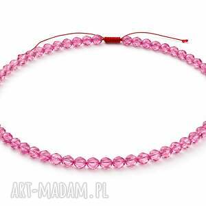 naszyjnik z fasetowanych różowych kryształów na czerwonym sznurku