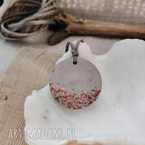 Minimalistyczny wisior z betonu z miedzianym akcentem