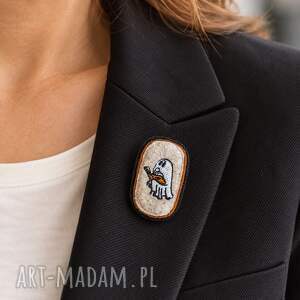 Broszka duszek z filcu - brązowa przypinka handmade