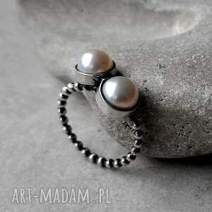 Prezent Twomoon - srebrny pierścionek z perłami