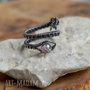 lustrzany - pierścionek spiralny z miedzi, koralikiem