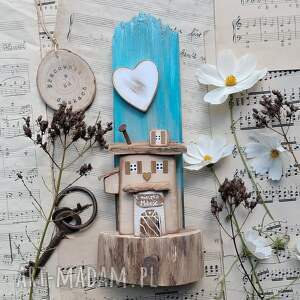 rustykalny wieszak z kremowym domkiem no 3, na klucze, ręcznie malowane