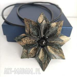 Prezent Naszyjnik skórzany, boho kwiat na rzemieniu, granatowo złoty