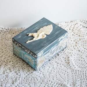 kuferek drewniany - zamyślony anioł, pudełko pióro anioła niej boże