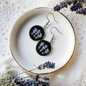kolczyki wyszywane lawendowe ciemne haft ręczny, haftowana biżuteria mamy