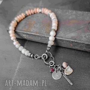 bransoletka z różowego opalu zawieszką, charms, srebro oksydowane, surowa