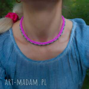 Herinia: różowy naszyjnik koralikowy - turkusowe i granatowe akcenty, złote detale