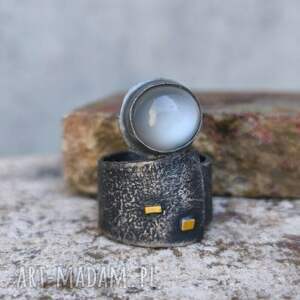 szary kamień księżycowy szeroki pierścień, srebro i złoto, pierścionek