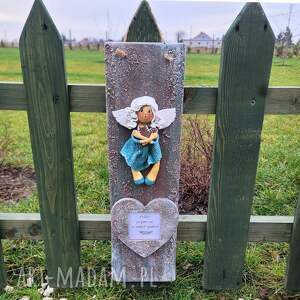 anioł z nadgryzionym pierniczkiem - strażniczka małych gestów, rustykalne