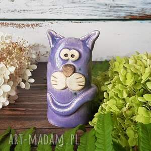 fioletowy kotek, ceramiczny kot, kot z gliny bajki