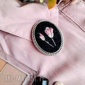 Haftowana ręcznie broszka Magnolie nocą, w stylu retro