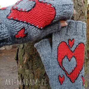 handmade rękawiczki mitenki szare z dużym czerwonym sercem/z mniejszym szarym