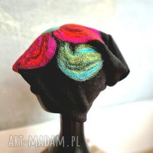 czapka wełniana filcowana zimowa czarna handmade w kwiaty na podszewce - - rozmiar