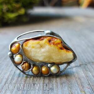 pierścionek z bursztynem i perłą, metaloplastyka, miedż patynowana prezent