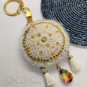 zawieszka szydełkowa do torebki - beżowa z tęczowym kryształkiem, brelok