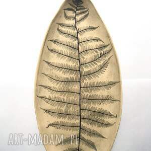 handmade ceramika talerz liść z paprotką
