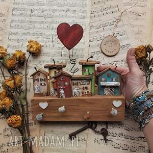 Prezent Rustykalny wieszak z kolorowym miasteczkiem no 1