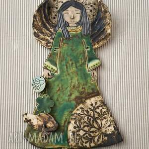 bieszczadzki anioł ceramiczny z kotkiem i kwiatami zielony anioł ceramiczny