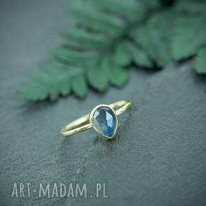 złoty pierścionek z fasetowanym labradorytem, złoty pierścionek z niebieskim