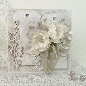 kremowa kartka w pudełku ślub, kwiaty rocznica urodziny życzenia